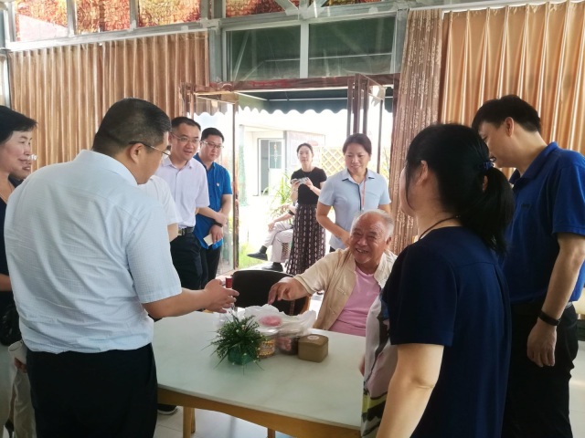 中國(guó)國(guó)際經(jīng)濟(jì)交流中心黨委副書記、信息部部長(zhǎng)姜春力帶領(lǐng)調(diào)研組到我區(qū)調(diào)研健康養(yǎng)老工作